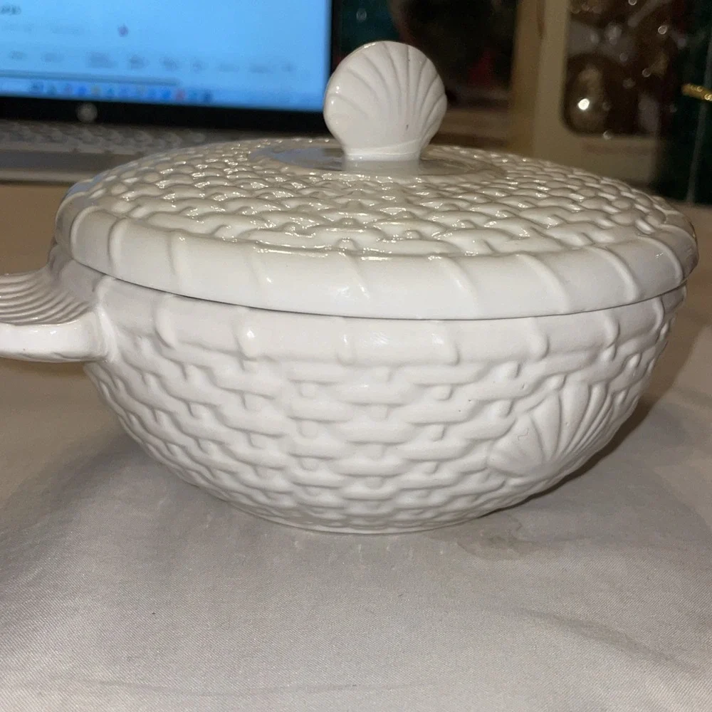 Shell Baker Nantucket Basketweave White Bone China Lidded Handles Vegetable Dish